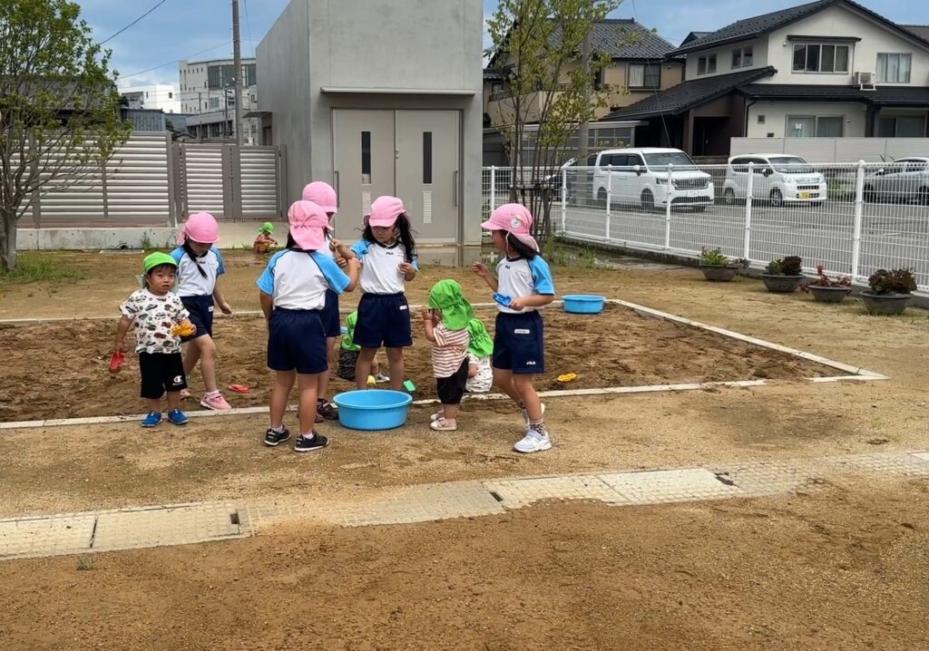 「どろんこみ～つけた！！」～１歳児の学び～