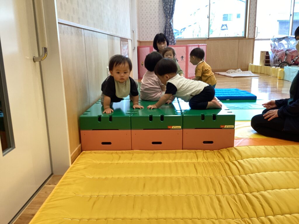 どうやっておりようかな？～何度も試す0歳児～