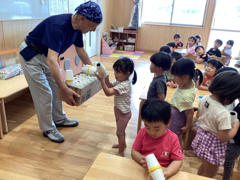 「花火が見えたよ🎇」「お花が見えた🌺」～わくわくどくきどきの万華鏡作り～